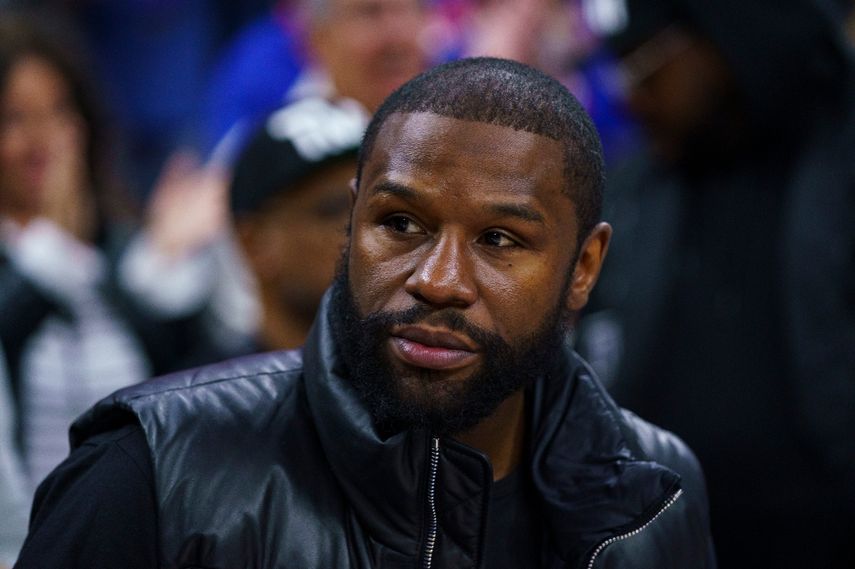 El boxeador Floyd Mayweather durante un juego de NBA entre Raptors de Atlanta y 76ers de Filadelfia