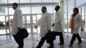 En esta fotografía de archivo del 26 de agosto de 2013, médicos cubanos llegan para recibir capacitación antes de ser asignados a trabajar en áreas empobrecidas donde los médicos y los servicios médicos son escasos, en la Universidad de Brasilia en Brasilia, Brasil. En esta fotografía de archivo del 26 de agosto de 2013, médicos cubanos llegan para recibir capacitación antes de ser asignados a trabajar en áreas empobrecidas donde los médicos y los servicios médicos son escasos, en la Universidad de Brasilia en Brasilia, Brasil.