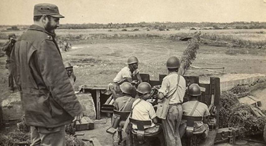 Fidel junto a un grupo de soldados durante la Crisis de los Misiles.