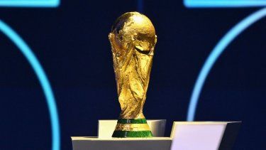 El trofeo de la Copa Mundial de la FIFA se exhibe en un podio durante el sorteo del torneo de 2026 que se celebrará en Estados Unidos, Canadá y México, en el Kennedy Center, en Washington, DC, el 5 de diciembre de 2025.