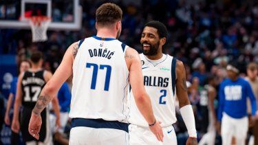 El esloveno Luka Doncic y Kyrie Irving celebran durante el partido entre los Mavericks de Dallas y los Spurs de San Antonio, el jueves 23 de febrero de 2023&nbsp;