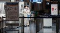 Los miembros del personal se paran en la puerta de salida del aeropuerto internacional Haneda de Tokio el 29 de noviembre de 2021, cuando Japón anunció planes para prohibir a todos los nuevos viajeros extranjeros sobre la variante Omicron de COVID-19. Los miembros del personal se paran en la puerta de salida del aeropuerto internacional Haneda de Tokio el 29 de noviembre de 2021, cuando Japón anunció planes para prohibir a todos los nuevos viajeros extranjeros sobre la variante Omicron de COVID-19.