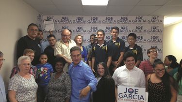 El congresista demócrata Joe García (centro, primera fila) rodeado de activista hispanos que buscan una portunidad para sacar adelante una reforma migratoria (Cortesía)