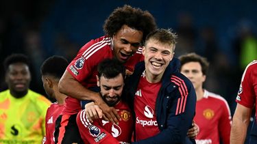 Jugadores celebran tras el partido de fútbol de la Liga Premier inglesa entre el Manchester City y el Manchester United en el Etihad Stadium de Manchester, noroeste de Inglaterra, el 15 de diciembre de 2024