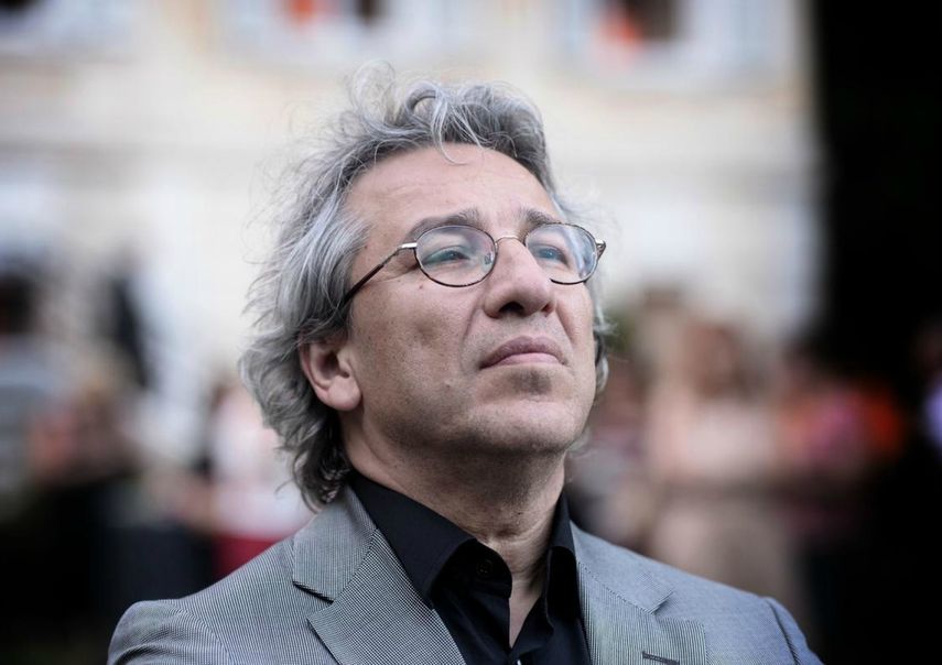 El periodista Can Dündar, quien sobrevivió un intento de asesinato, es uno de los candidatos al premio 