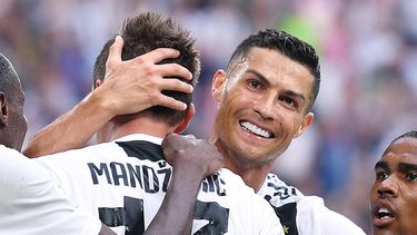 En total los clubes de la Serie A pagan a sus futbolistas 1.129 millones de euros brutos, un récord absoluto para un fútbol italiano que volvió este año a invertir mucho en el intento de recuperar su prestigio pasado.