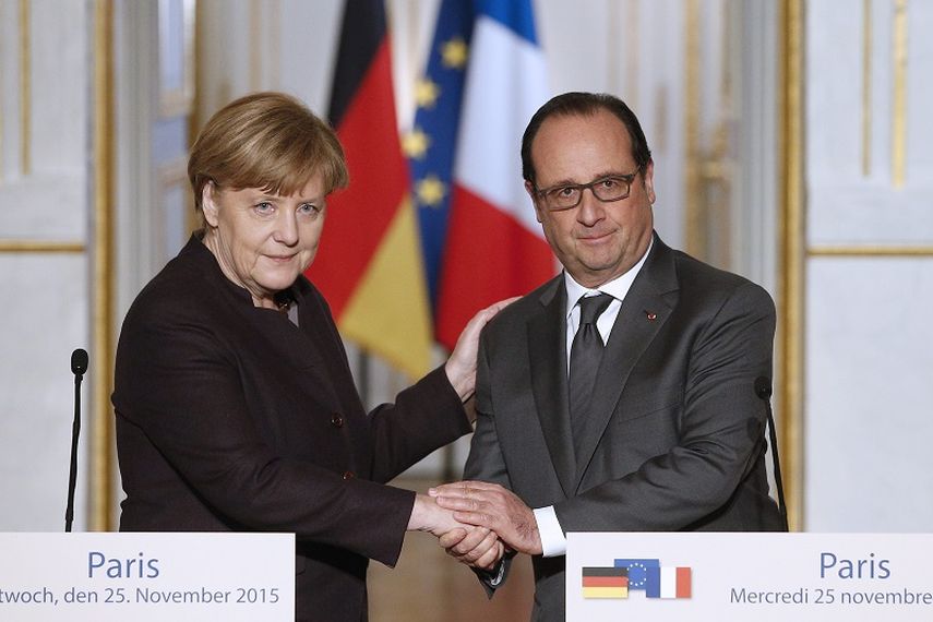 El presidente francés, François Hollande (d), saluda a la canciller alemana, Angela Merkel, en el Palacio del Elíseo de París, Francia, el 25 de noviembre (EFE)