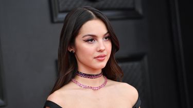 La cantante de 19 años Olivia Rodrigo -nominada en las cuatro categorías principales (Mejor artista nuevo, álbum, grabación y canción del año)- posa a su llegada en la 64 edición de los Grammy en el MGM Grand Garden Arena, en Las Vegas.