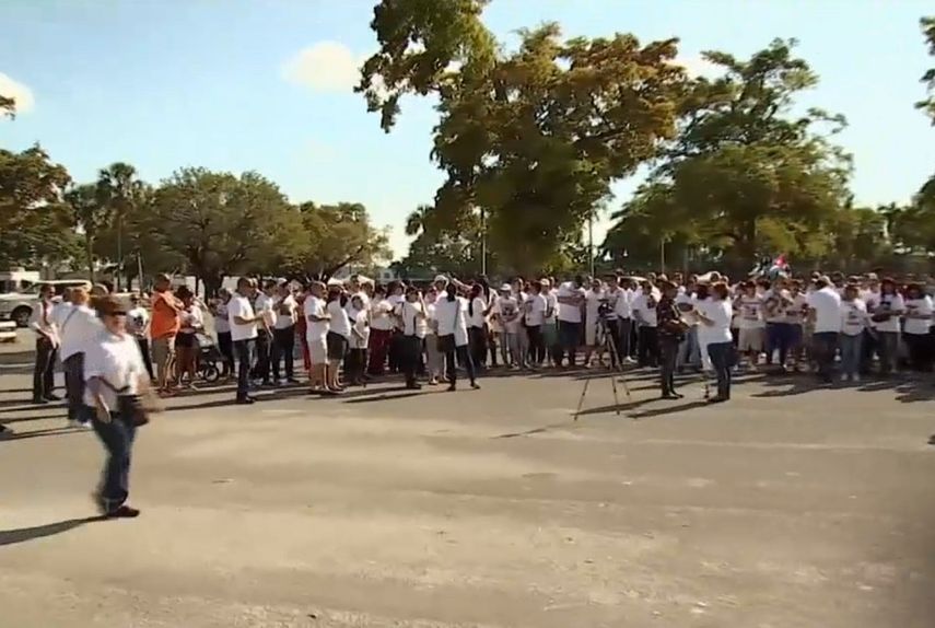 Un centenar de cubanos firmó este domingo una petición para que se busque una solución a los casos de reunificación familiar.