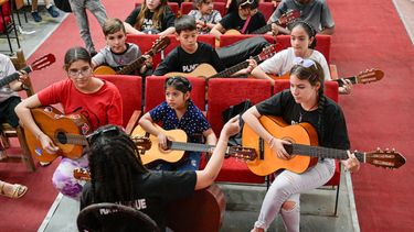 Miembros de la Casa de la Décima Francisco Riverón asisten a un taller de música en Güines, provincia de Mayabeque, Cuba, el 8 de marzo de 2025.&nbsp;