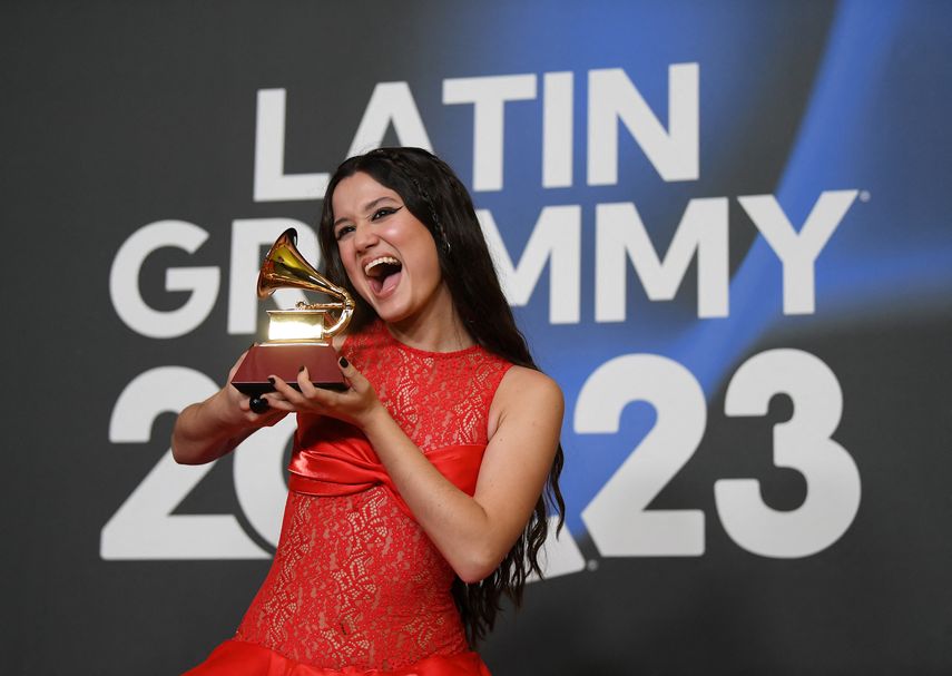 La cantante venezolana Joaquina Blavia Canabal posa con su Premio Artista Nuevo en la 24a ceremonia anual de los Premios Grammy Latinos en el Centro de Conferencias y Exposiciones (FIBES) de Sevilla el 16 de noviembre de 2023.&nbsp;