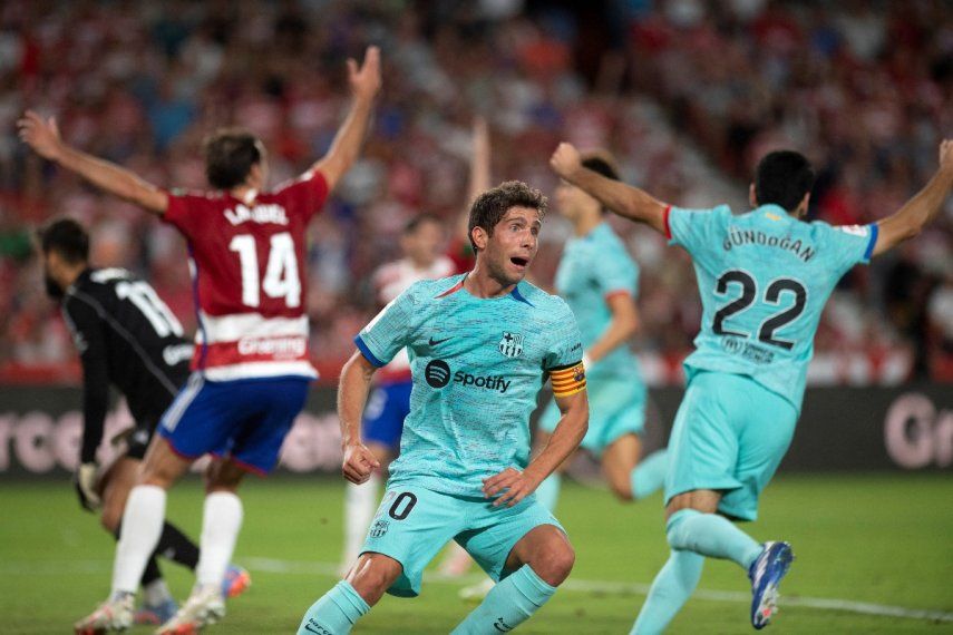 El centrocampista español #20 del Barcelona, Sergi Roberto, celebra tras marcar el segundo gol de su equipo durante el partido de fútbol de la liga española entre el Granada FC y el FC Barcelona en el Nuevo Estadio de Los Carmenes de Granada el 8 de octubre de 2023. &nbsp;