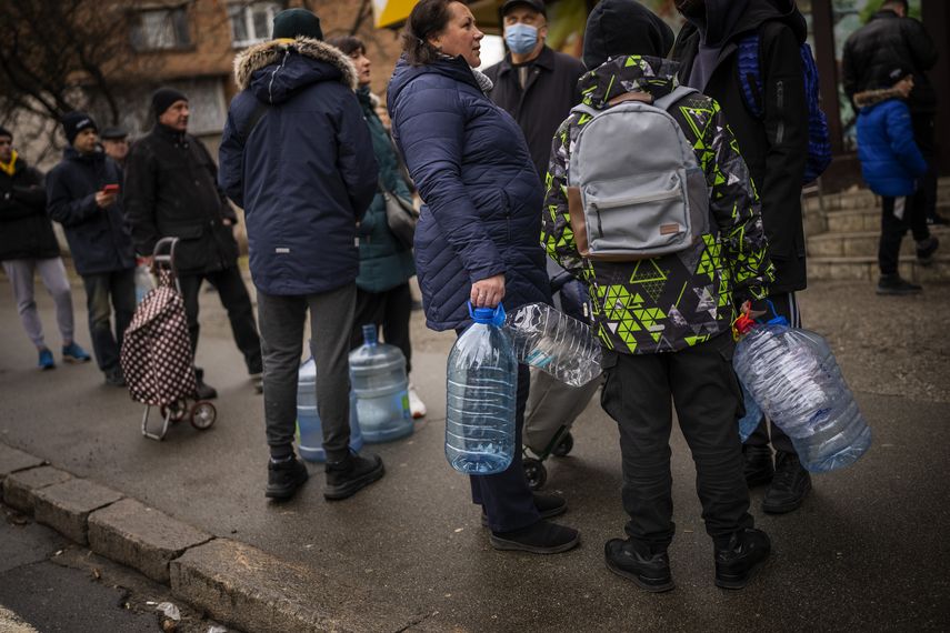 Residentes hacen cola para comprar agua en Kiev, Ucrania, el jueves 24 de febrero de 2022.&nbsp;