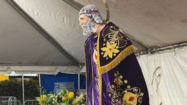 Imagen de San Lázaro adornada con flores traídas por los devotos.