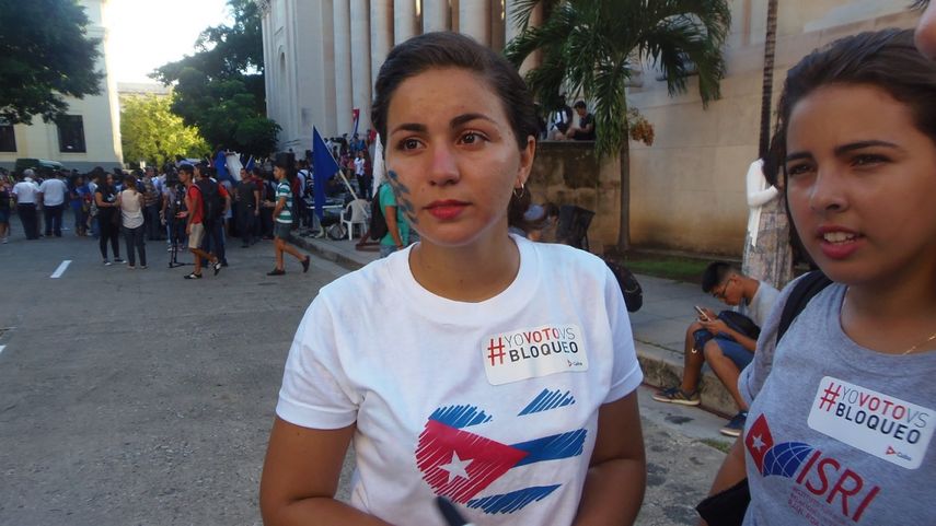 Estudiantes de la Universidad de La Habana se manifiestan en contra del embargo.