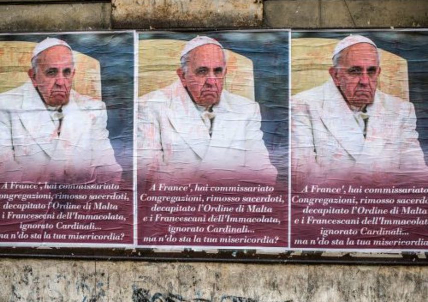 Los carteles en contra del Papa no llevaban firma alguna ni identificación de sus autores.