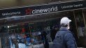 Un hombre pasa frente a las salas de cine de la cadena Cineworld en Leicester Square, Londres, el lunes 5 de octubre de 2020. Los cines en Nueva York reabrirán el 5 de marzo. Un hombre pasa frente a las salas de cine de la cadena Cineworld en Leicester Square, Londres, el lunes 5 de octubre de 2020. Los cines en Nueva York reabrirán el 5 de marzo.