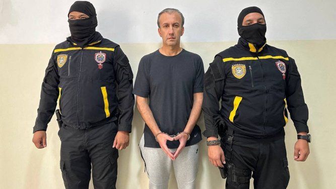 Tareck El Aissami fue detenido el martes 09 de abril en Caracas. El fiscal general del oficialismo, Tarek William Saab, hizo el anuncio mostrando fotografías y videos del exministro esposado y escoltado por dos policías encapuchados.