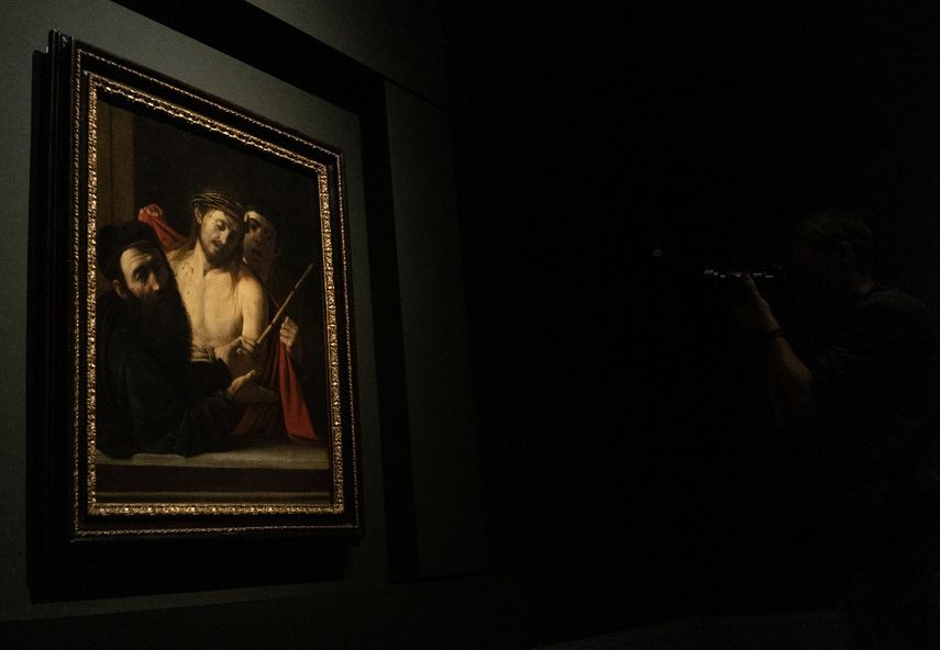 Una pintura del maestro italiano Caravaggio titulada “Ecce Homo” se muestra en el Museo del Prado en Madrid, el 27 de mayo de 2024.