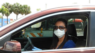 Residente de Hialeah se protege contra el coronavirus.&nbsp;