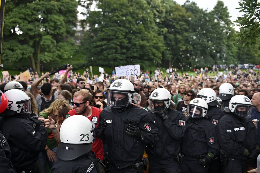Cordón policial contiene a los manifestantes que protestaron contra el G20.&nbsp;