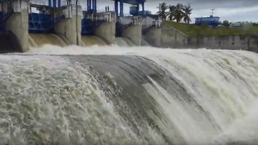La presa Zaza, el mayor embalse de Cuba, alivia sus aguas tras recibir el beneficio de las lluvias que dejó el huracán Irma.