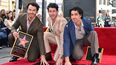 Kevin Jonas, Nick Jonas y Joe Jonas de la banda estadounidense Jonas Brothers posan para fotos con su recién estrenada estrella del Paseo de la Fama de Hollywood en Hollywood, California, el 30 de enero de 2023.