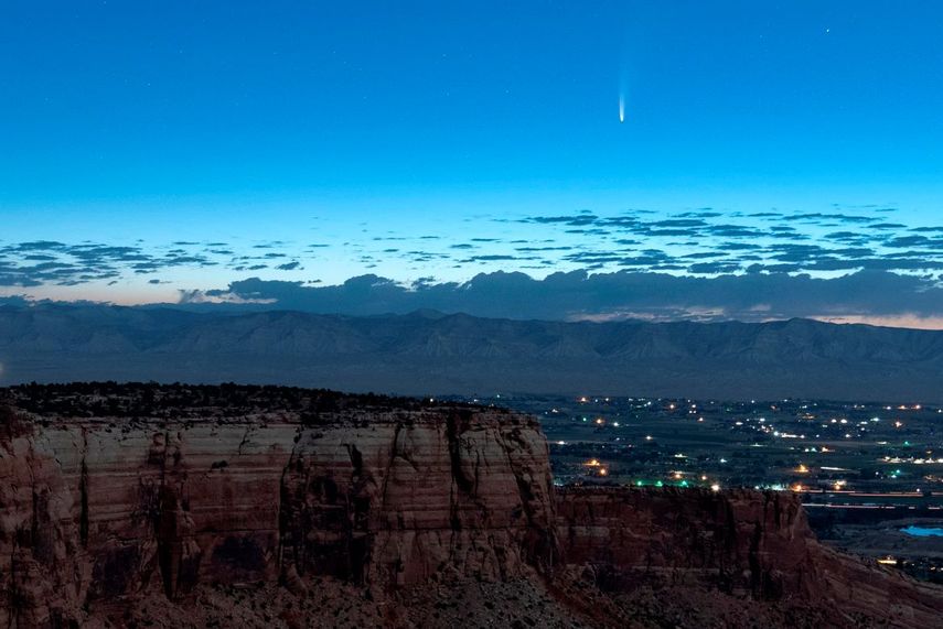 El cometa Neowise aparece en el horizonte el 9 de julio de 2020, visto desde el Parque Nacional de Colorado al oeste de Grand Junction, Colorado.&nbsp;