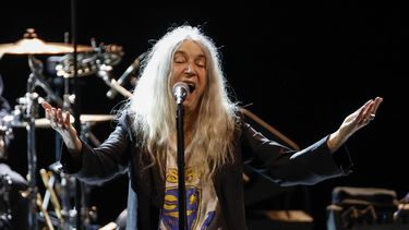 Fotografía de archivo del 08/10/2025, de la cantante, compositora y escritora estadounidense Patti Smith durante un concierto en el Teatro Real de Madrid. &nbsp;