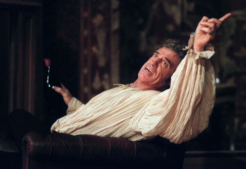En esta fotografía de archivo tomada el 22 de febrero de 1987, el actor Jean-Paul Belmondo, una de las estrellas de la pantalla más grandes de Francia y un símbolo del cine New Wave de la década de 1960, actúa en el Teatro Marigny de París, el papel de Kean, escrito por el dramaturgo francés Jean. -Paul Sartre, adaptado de Alexandre Dumas.