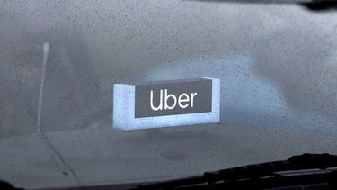 Un letrero de Uber en un veh&iacute;culo en Chicago, el 15 de mayo de 2020.&nbsp;