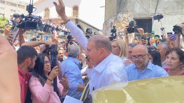 Edmundo González Urrutia llega al centro de votación en el colegio Santo Tomás de Villanueva en Las Mercedes.&nbsp;