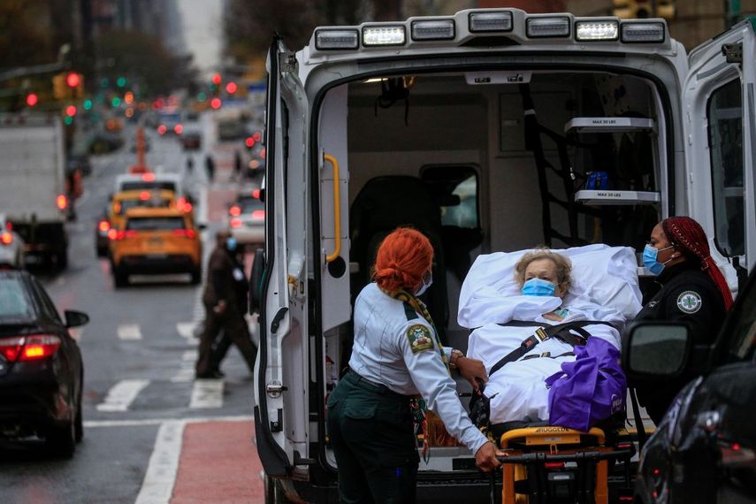 Una paciente es trasladada fuera del Hospital Tisch en Nueva York el 13 de noviembre de 2020.