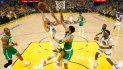 Stephen Curry, de los Warriors de Golden State, ataca la canasta con la marca de Jayson Tatum, de los Celtics de Boston, durante la primera mitad del Juego 2 de las Finales de la NBA, en San Francisco, el domingo 5 de junio de 2022.