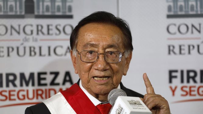 &nbsp;El nuevo mandatario interino de Perú, José María Balcázar, habla en una rueda de prensa este miércoles, en Lima (Perú).&nbsp;
