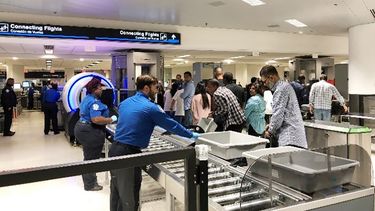 Empleados del TSA en el Aeropuerto Internacional de Miami.