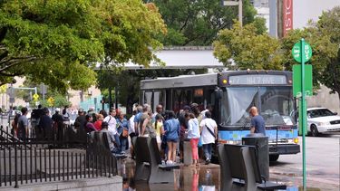 La privatización de diez rutas de autobuses en Miami-Dade no resuelve la baja sistemática en el número de pasajeros, afirmaron los críticos de esa medida.&nbsp;