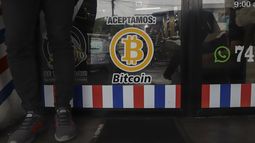 Aceptamos Bitcoin se anuncia en una barbería en Santa Tecla, El Salvador, el 4 de septiembre de 2021.&nbsp;