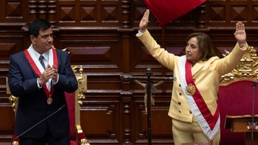 Dina Boluarte (R) saluda a los miembros del Congreso después de ser juramentada como nueva presidenta horas después de que el expresidente Pedro Castillo fuera acusado en Lima, el 7 de diciembre de 2022. 