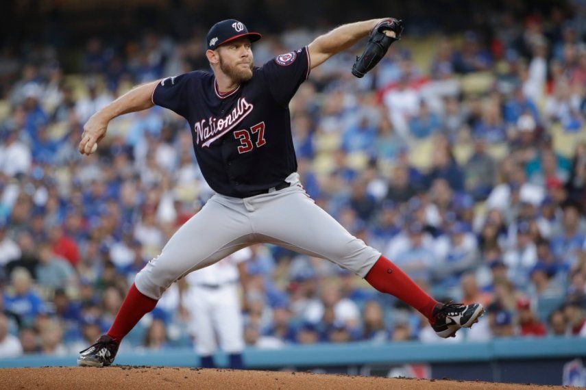 Stephen Strasburg, abridor de los Nacionales de Washington, hace un lanzamiento en el quinto juego de la Serie Divisional de la Liga Nacional, ante los Dodgers de Los Ángeles, el 2 de octubre de 2019.