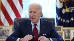 El presidente Joe Biden firma una serie de decretos en la Casa Blanca, Washington.&nbsp;