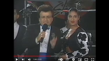 El presentador Johnny Canales junto a Selena Quintanilla.