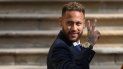 El delantero brasileño del Paris Saint-Germain, Neymar, hace un gesto cuando se va después de asistir a una audiencia en el juzgado de Barcelona el 18 de octubre de 2022, en el segundo día de su juicio
