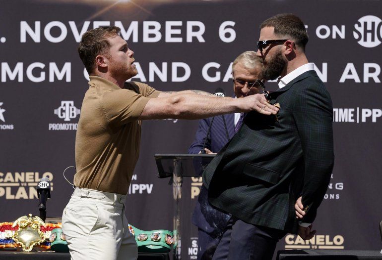 Saúl "Canelo" Álvarez dio el primer golpe a Caleb Plant, antes de la pelea que se llevará a cabo de noviembre