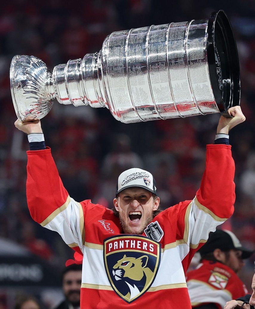 Eetu Luostarinen, número 27 de los Florida Panthers, celebra con la Copa Stanley tras ganar el sexto partido de las Finales de la Copa Stanley 2025&nbsp;