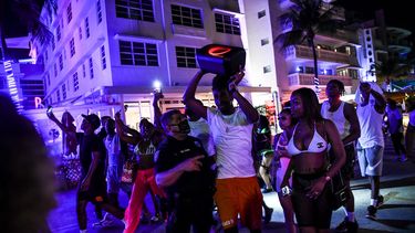 La policía de Miami Beach detiene a un hombre mientras toca música alta en un altavoz inalámbrico en Ocean Drive en Miami Beach, el 17 de marzo de 2021.&nbsp;