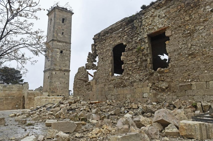 La antigua ciudadela de Alepo está dañada luego de un terremoto mortal que sacudió a Siria el 6 de febrero de 2023. Al menos 810 personas murieron en Siria cuando los edificios se derrumbaron después de que un terremoto de magnitud 7.8 azotara a la vecina Turquía, dijeron los medios estatales y los rescatistas.