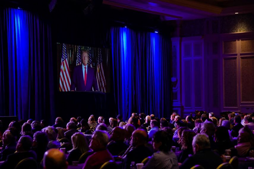 El expresidente de los Estados Unidos, Donald Trump, habla virtualmente en la Reunión Anual de Liderazgo de la Coalición Judía Republicana en Las Vegas, Nevada, el 19 de noviembre de 2022.