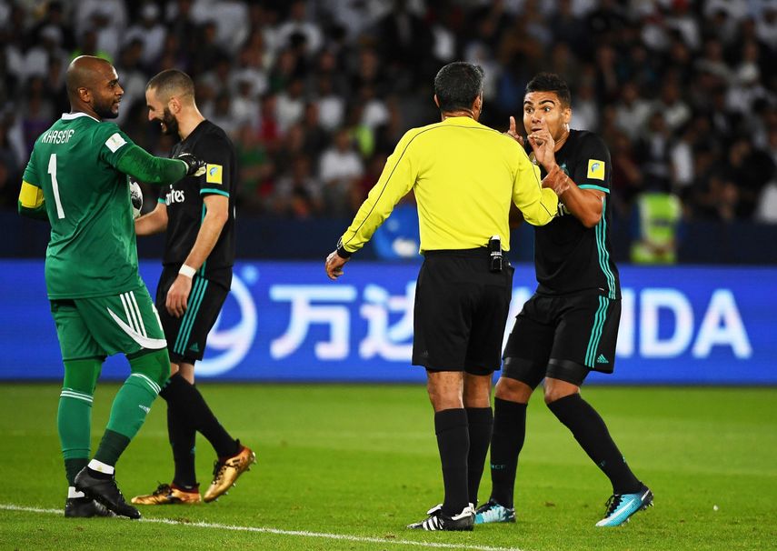 El centrocampista del&nbsp;Real&nbsp;Madrid&nbsp;Casemiro (derecha), discurte con el árbitro brasileño Sandro Ricci luego de anular el gol marcado por el brasileño.&nbsp;