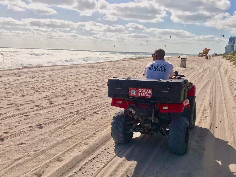 Personal de rescate en Miami Beach